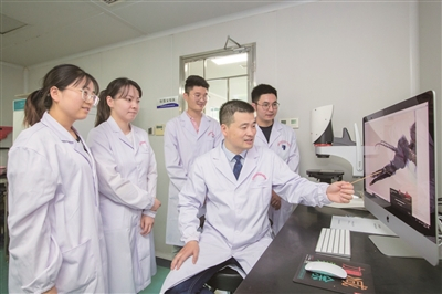  业务人员开展科学研究