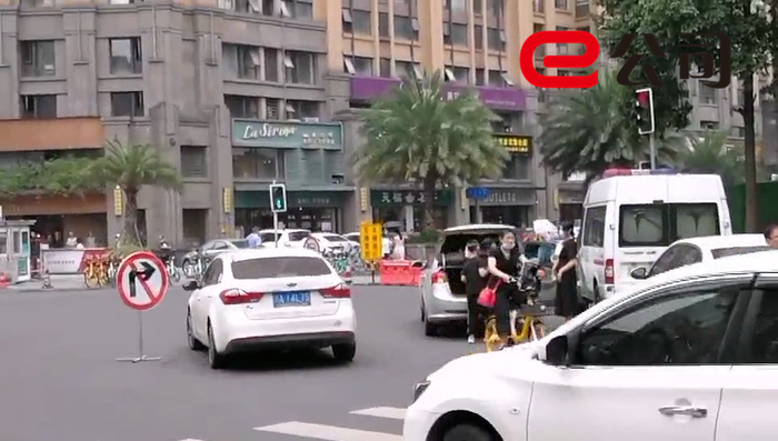 领事馆附近车流