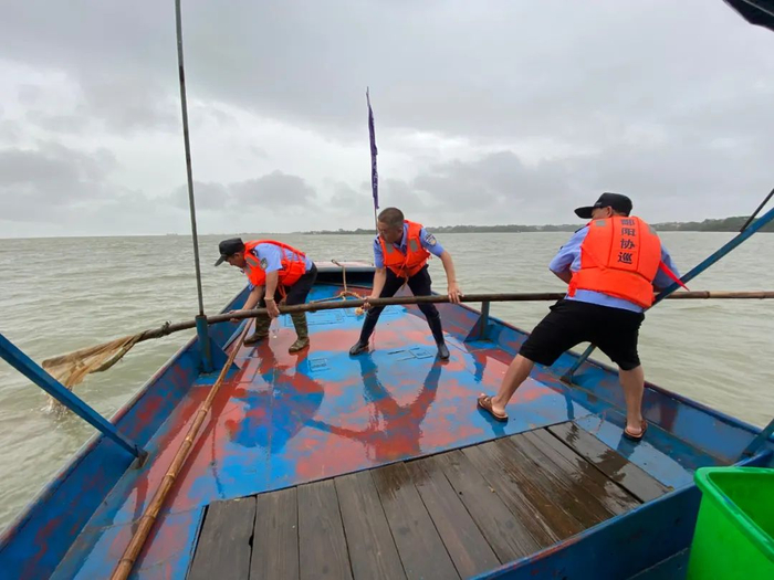 ▲7月20号，巡护队员在鄱阳湖巡查时打捞水中的废弃渔网。新京报记者 杜雯雯 摄