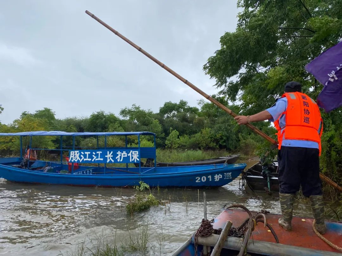▲为了让巡护船和普通红色渔船区别开，队员们自己给船刷上蓝色油漆。新京报记者 杜雯雯 摄