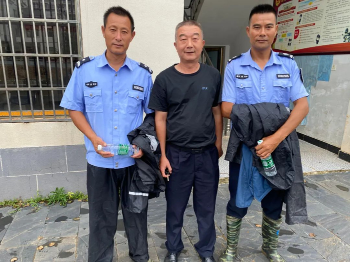 ▲从左至右依次为队员范海华、队长蒋礼义、队员范细才。新京报记者 杜雯雯 摄