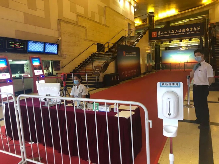 等待观众入场的大光明电影院。图片来自“上海大光明电影院”微信公众号。