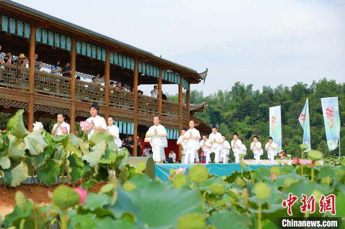 图为瑜伽表演。　肖开涯 摄