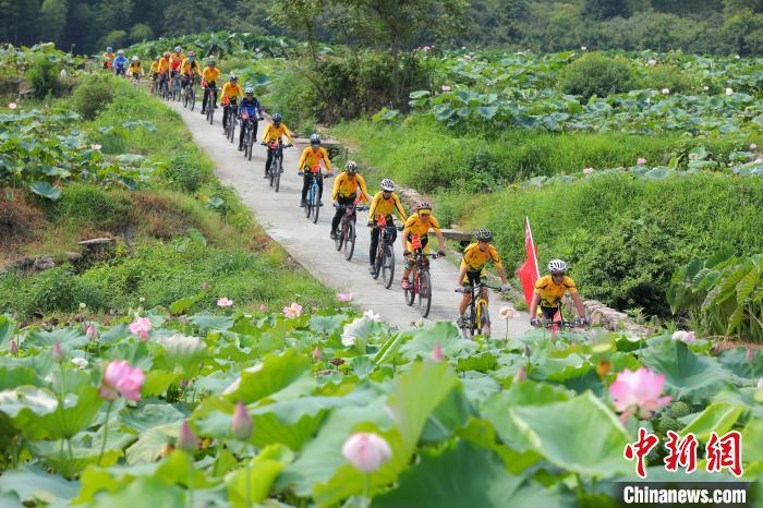 图为活动现场的骑行表演。　肖开涯 摄