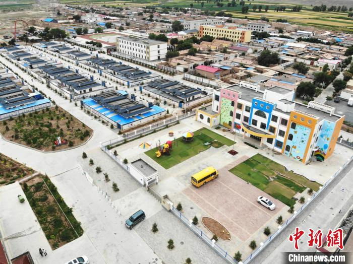 图为山丹县东乐镇改造后住宅房排列整齐了，街面明亮了，还增加了景观绿地和花木观赏带。　杨艳敏 摄