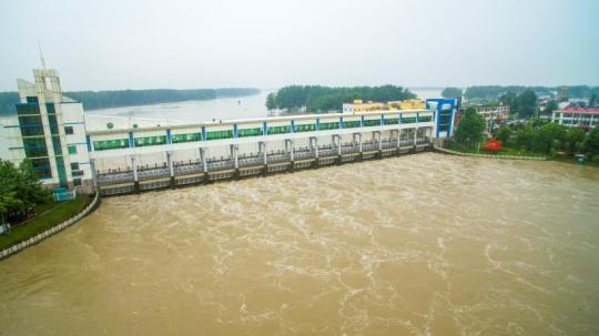 　　开闸泄洪的淮河王家坝闸。 本文图均为澎湃新闻记者 赵思维 图
