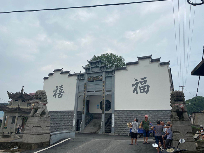  村民聚集在吉安桥上议论着许某某杀妻分尸案 本文图片均由澎湃新闻记者 葛熔金 摄