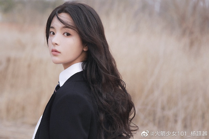 ▲女团火箭少女101成员杨超越，因为“白瘦幼”的长相与开朗搞笑的性格受到很多“直男”粉丝喜爱。