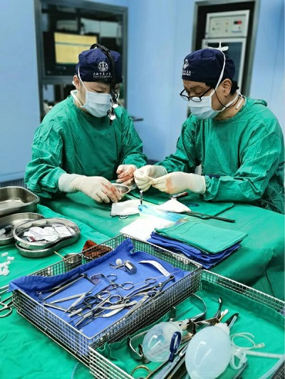 图说：东方医院团队在手术中 来源/采访对象供图