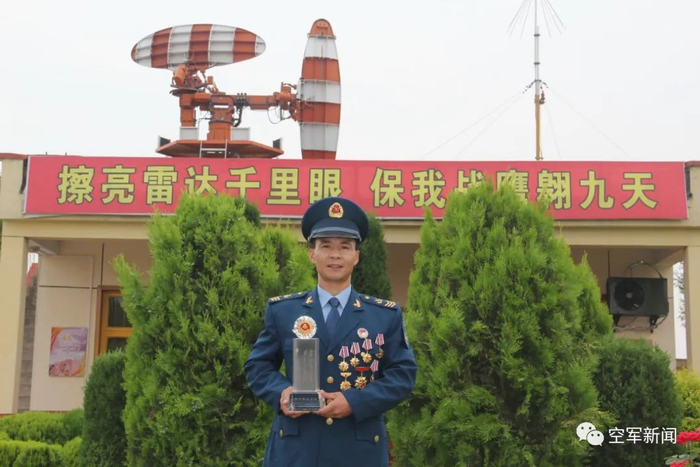 周俊忠与雷达合影（资料图）。