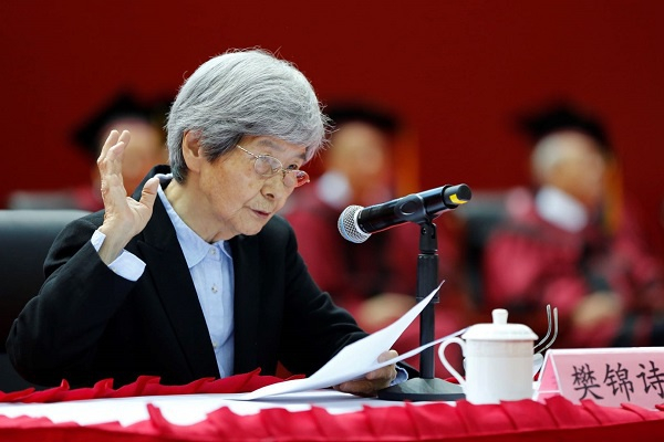 图说：樊锦诗做主旨演讲 来源／学校供图 成钊 摄