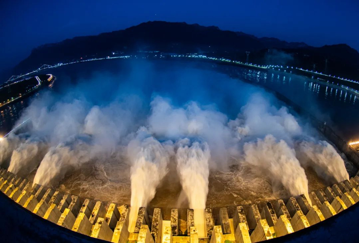 △2020年7月19日，三峡枢纽开启泄洪深孔泄洪。