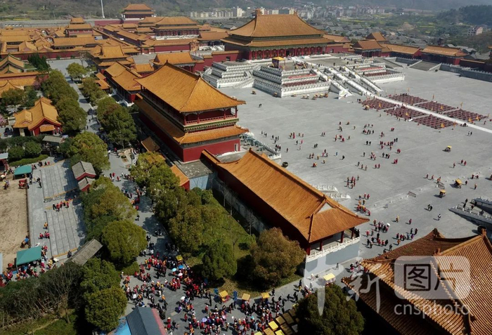 图为游客在浙江省横店影视城明清宫苑景区内游玩 中新社 包康轩 摄