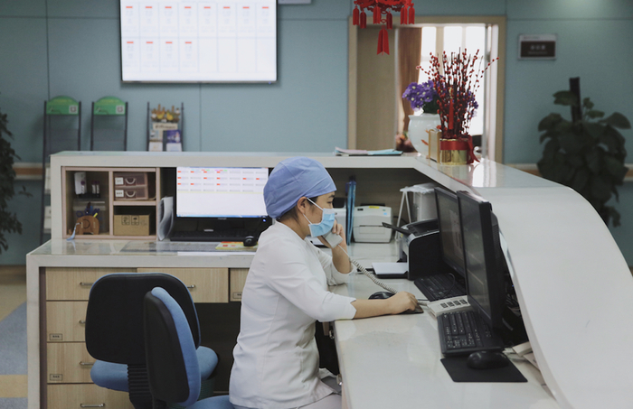 孙文喜与其他医生进行电话沟通。新京报记者&nbsp;郑新洽 摄