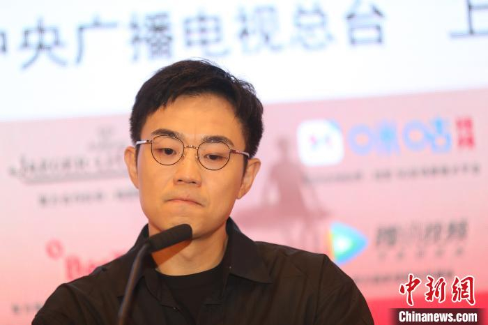 谈到电影中自己去世的姥姥，大鹏表情凝重。　张亨伟 摄