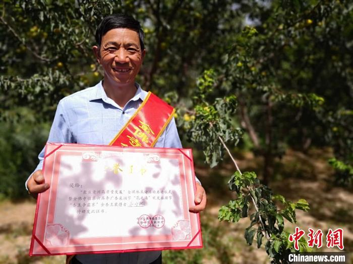 果农茹作凯获得金佛寺镇第六届李广杏采摘节“杏王争霸赛”金杏王。　刘薛梅 摄