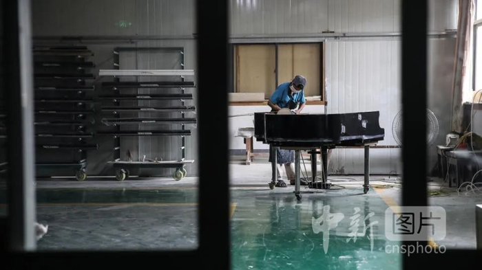图为洛社镇钢琴车间  中新社 蒋启明 摄