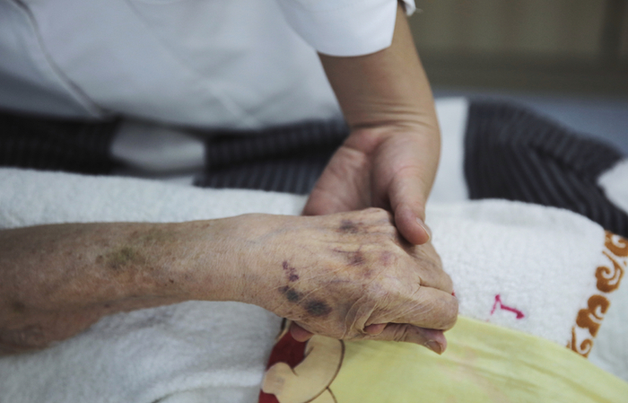 孙文喜查看住院病人身体状况。新京报记者 郑新洽 摄