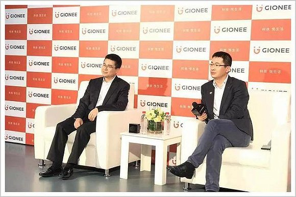 刘立荣（左）与卢伟冰（右）