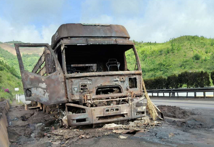 被烧成空架子的重型卡车价值30多万元 来源：受访者供图