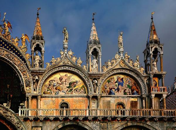 图1 威尼斯圣马可大教堂正面右侧（李哲文 摄）