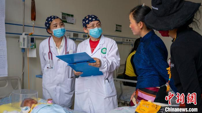 援藏儿科专家王家蓉(左二)带着本地“徒弟”查房。　江飞波 摄