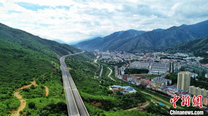 图为航拍元江至蔓耗高速公路红河段。云南建投集团供图