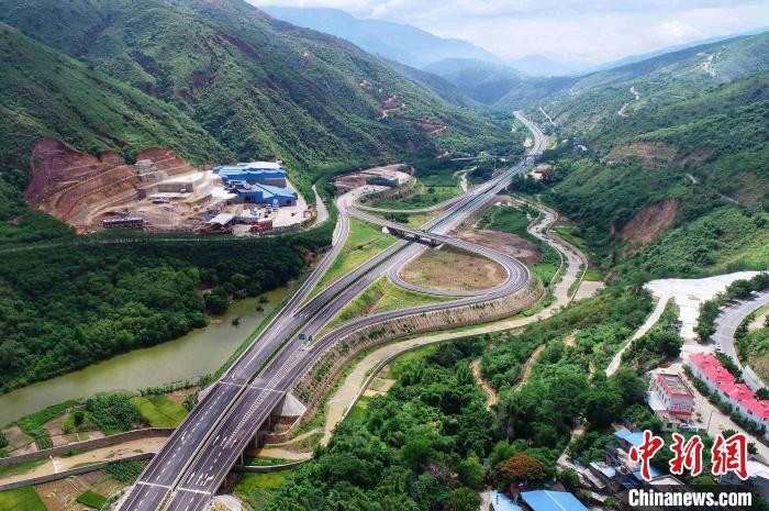 图为航拍元江至蔓耗高速公路红河段。云南建投集团供图