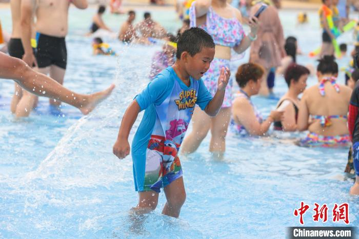 图为民众在南昌玛雅水上乐园里嬉戏玩水，享受夏日里的清凉。　刘力鑫 摄