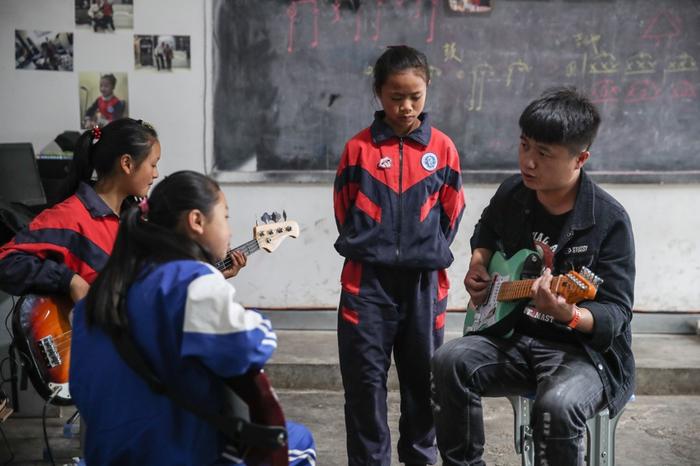 痛仰乐队探访六盘水山区小学，两代“摇滚人”用音乐点亮梦想