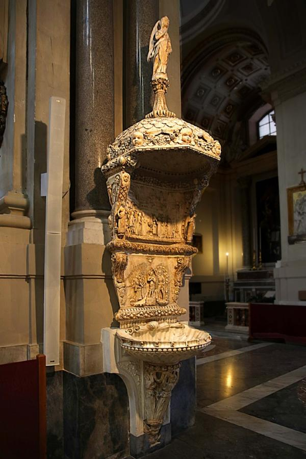 图3 意大利帕勒莫大教堂石雕洗礼盘