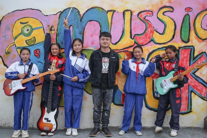 痛仰乐队探访六盘水山区小学，两代“摇滚人”用音乐点亮梦想