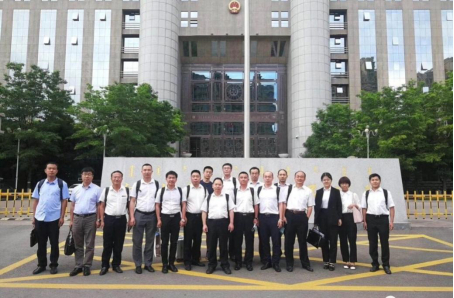 该案部分辩护律师在法院门前。受访者供图