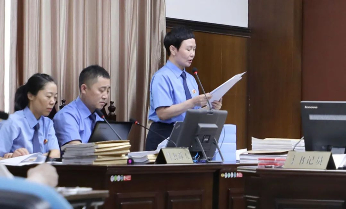 公诉人宣读起诉书