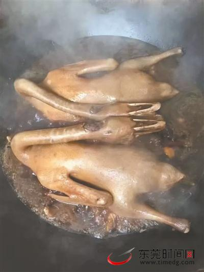 ▲碌鹅的最后一道工序，要入锅焖40分钟