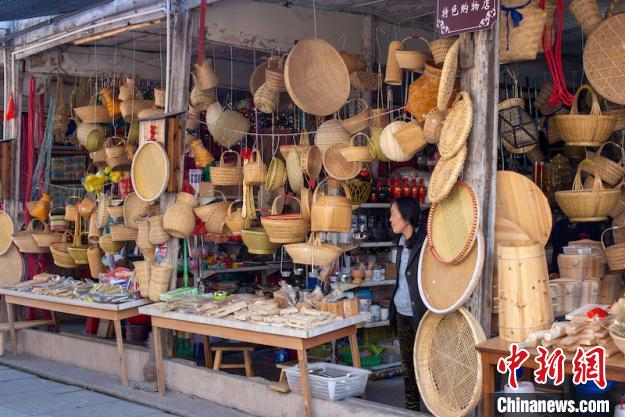 卖篾编制品的小铺 兰溪宣传部供图 摄