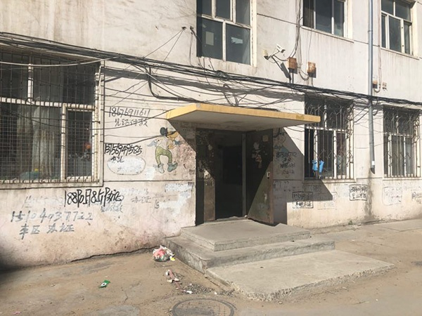 警方认定的抛尸地沟入口所在地 