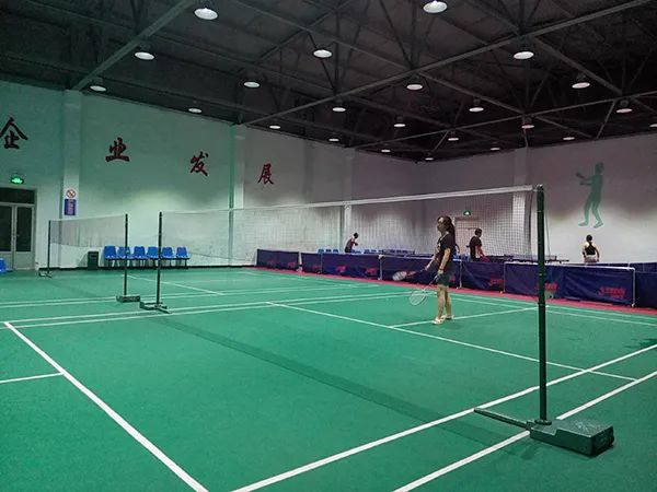  杜依苓童年的发电厂家属区，有企业体育馆。