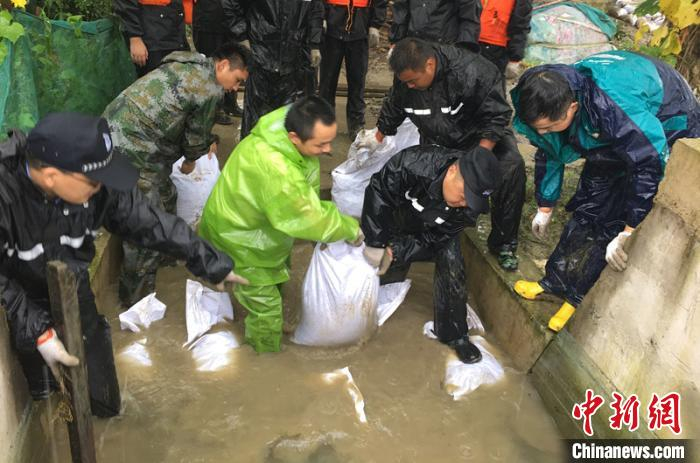 图为江苏民警参与防汛防洪。　苏宫新 摄