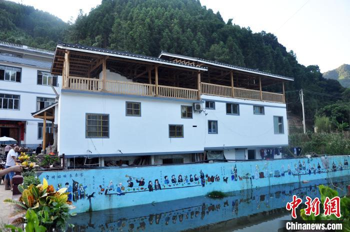 广西贺州市平桂区鹅塘镇槽碓村围绕“土瑶特色”做文章，发展乡村旅游业。　黄艳梅 摄