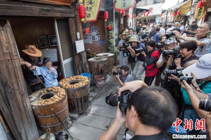 “六指头”酥饼成网红打卡点 王萍 摄