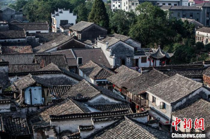 游埠古镇粉墙黛瓦 江绍城 摄