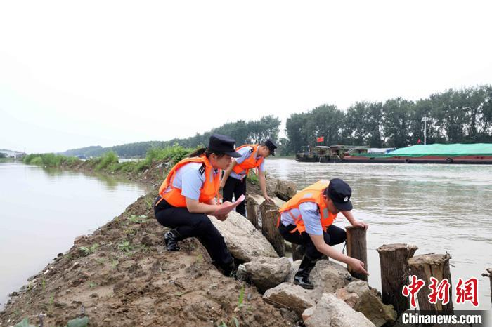 图为民警参与防汛防洪。　苏宫新 摄