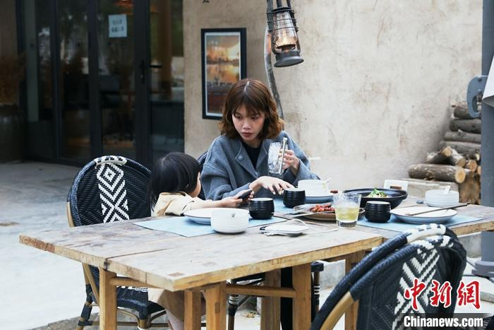 图为6月15日，宁夏中卫，游客在“黄河宿集”民宿内用餐。 中新社记者 杨迪 摄