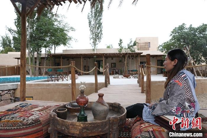 图为6月15日，宁夏中卫，游客在“黄河宿集”民宿内休闲放松。 中新社记者 杨迪 摄