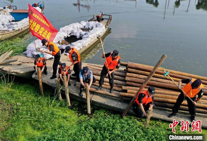 图为扬州民警组建防洪抢险突击队。　苏宫新 摄
