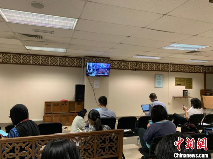 法院提供法庭内直播画面供媒体收看 陈悦 摄
