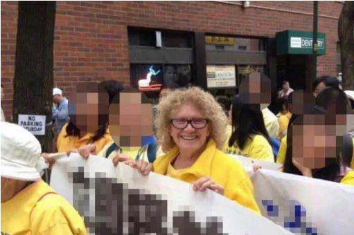 柯琳·安·梅生前参加“法轮功”组织的游行活动照片，柯琳·安·梅因为信奉“看病不吃药”等歪理邪说，惨死家中 图源：中国反邪教网