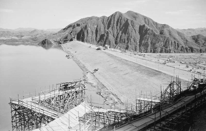 密云水库白河大坝。1959年1月1日，李晞 摄。