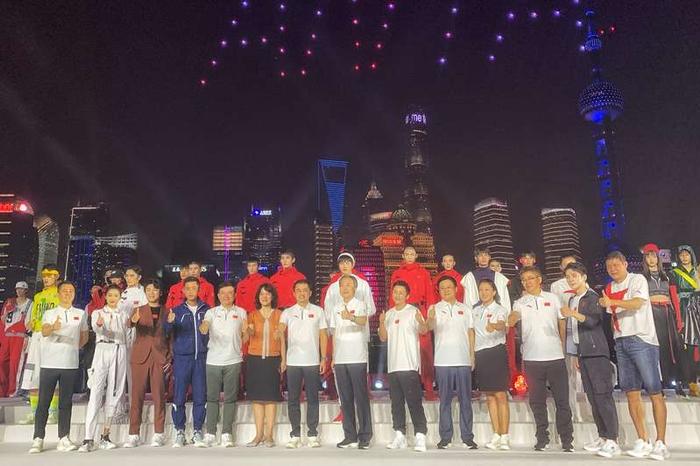 北京2022年冬奥会特许商品国旗款运动服装首次亮相